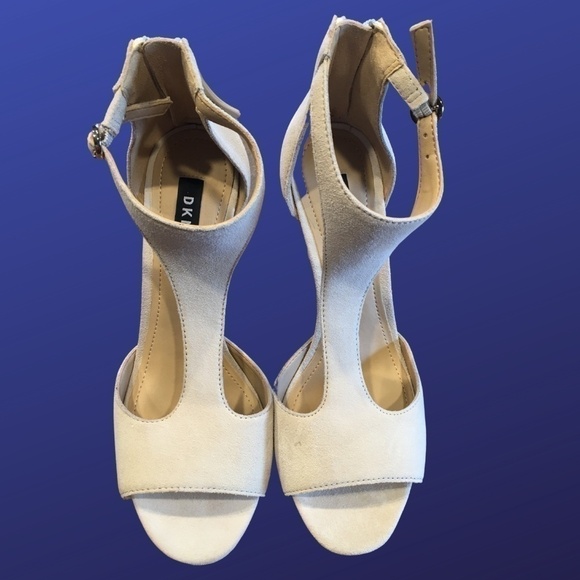 DKNY Colby Night Out Evening Heels Size 8 Kid Suede LINEN Color K2655743 - Picture 1 of 9